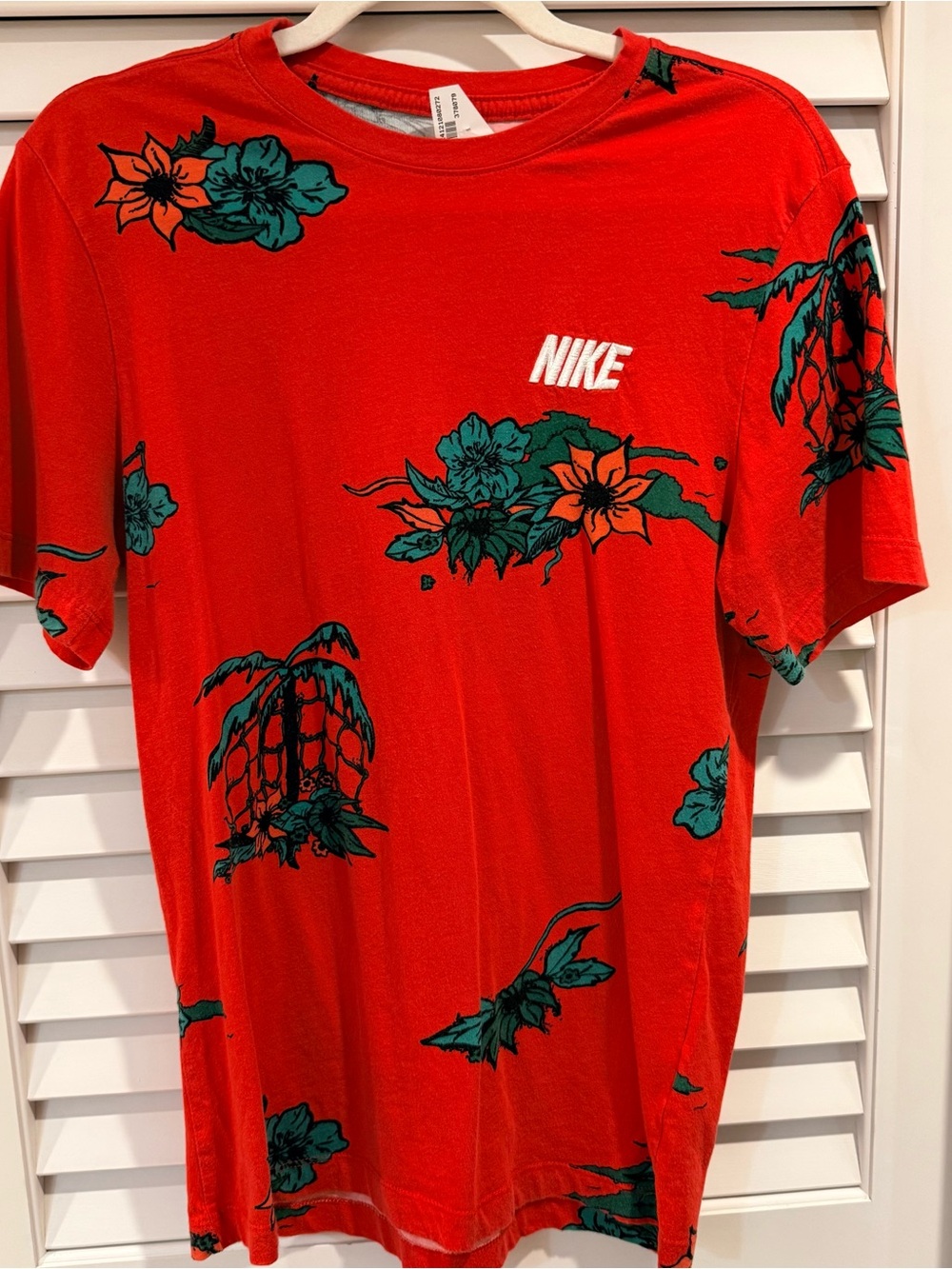 Nike Floral Graphic T-Shirt Red Tropical Print Embroidered Logo Cotton Small